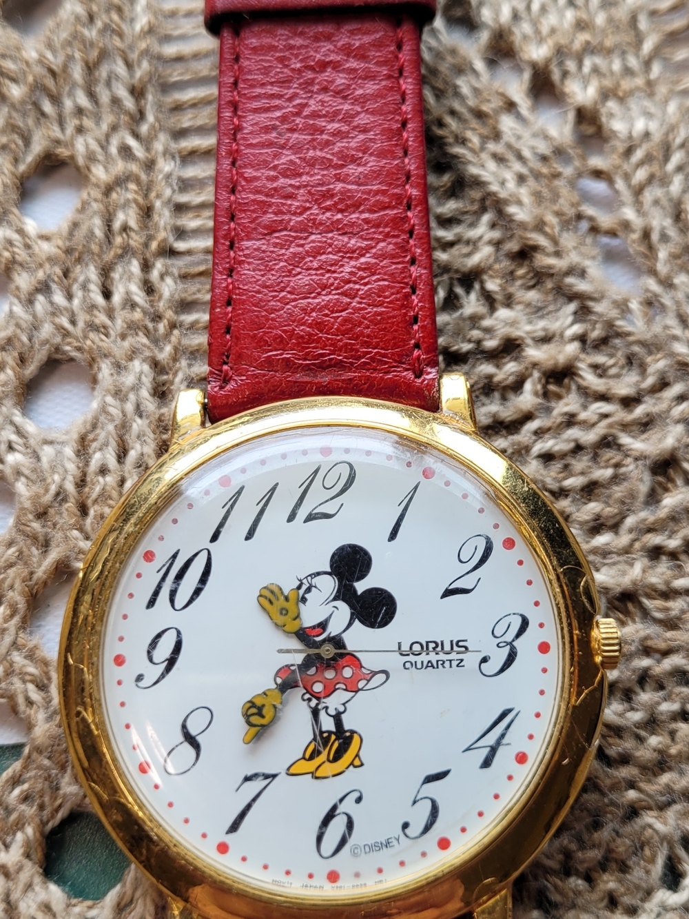 Vintage gold-tone Lorus Quartz Minnie Mouse watch. Needs Battery.
